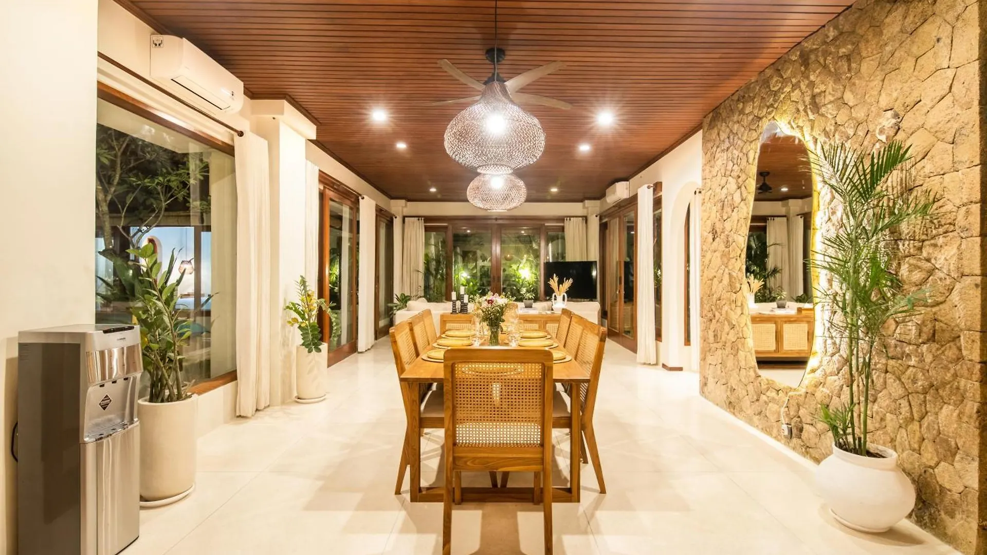 Newly Renovated 4Br Villa 400M To Canggu Beach Indonesia