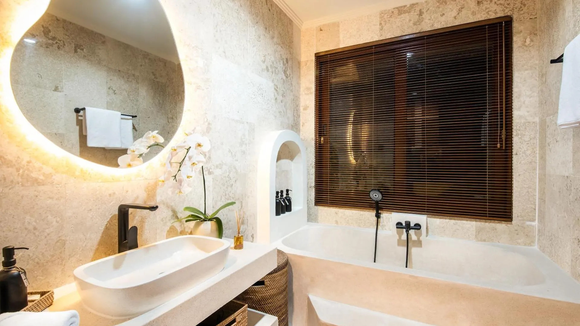 Newly Renovated 4Br Villa 400M To Canggu Beach 0*, Canggu (Bali)