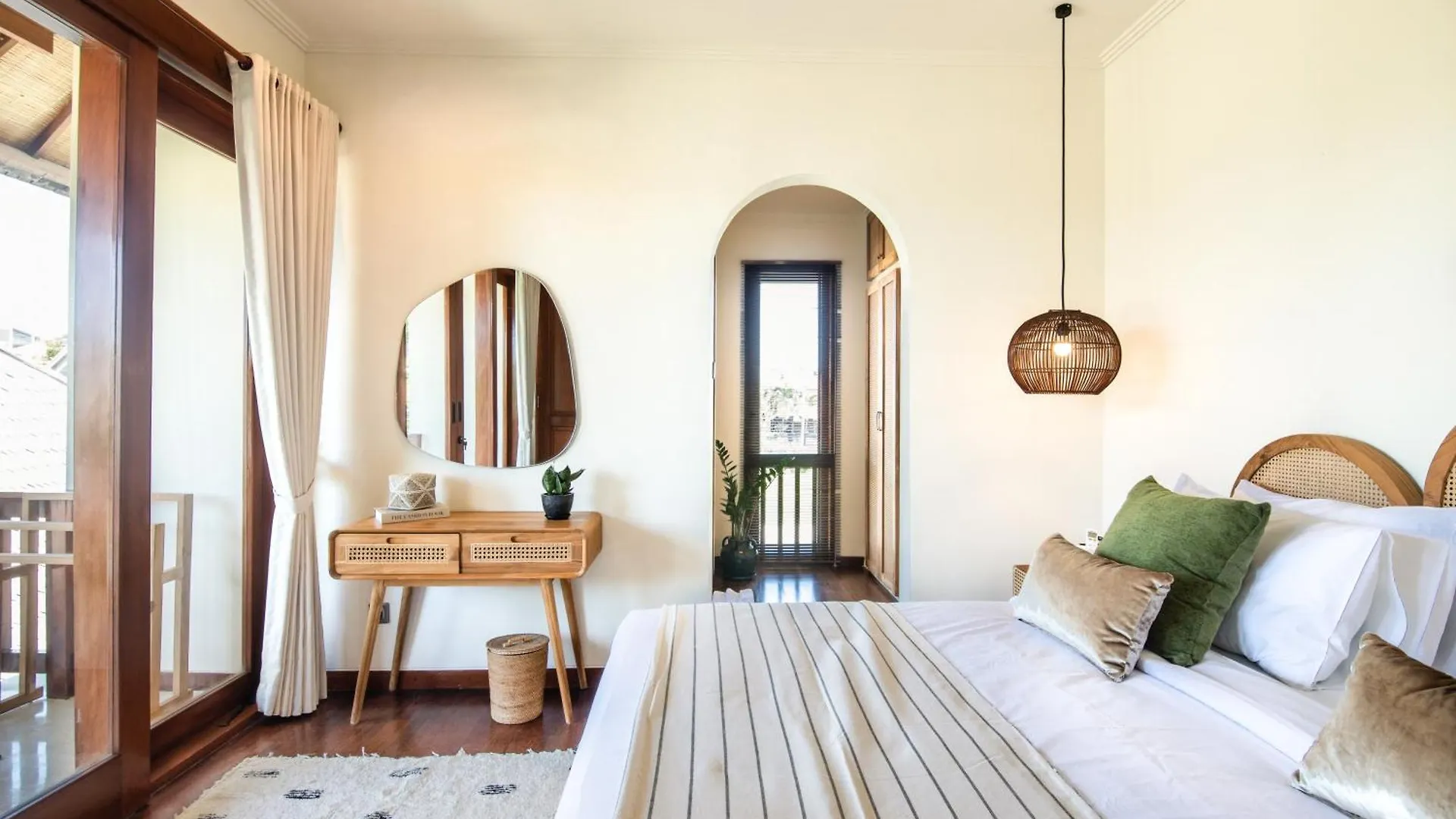 Newly Renovated 4Br Villa 400M To Canggu Beach 0*, Canggu (Bali)