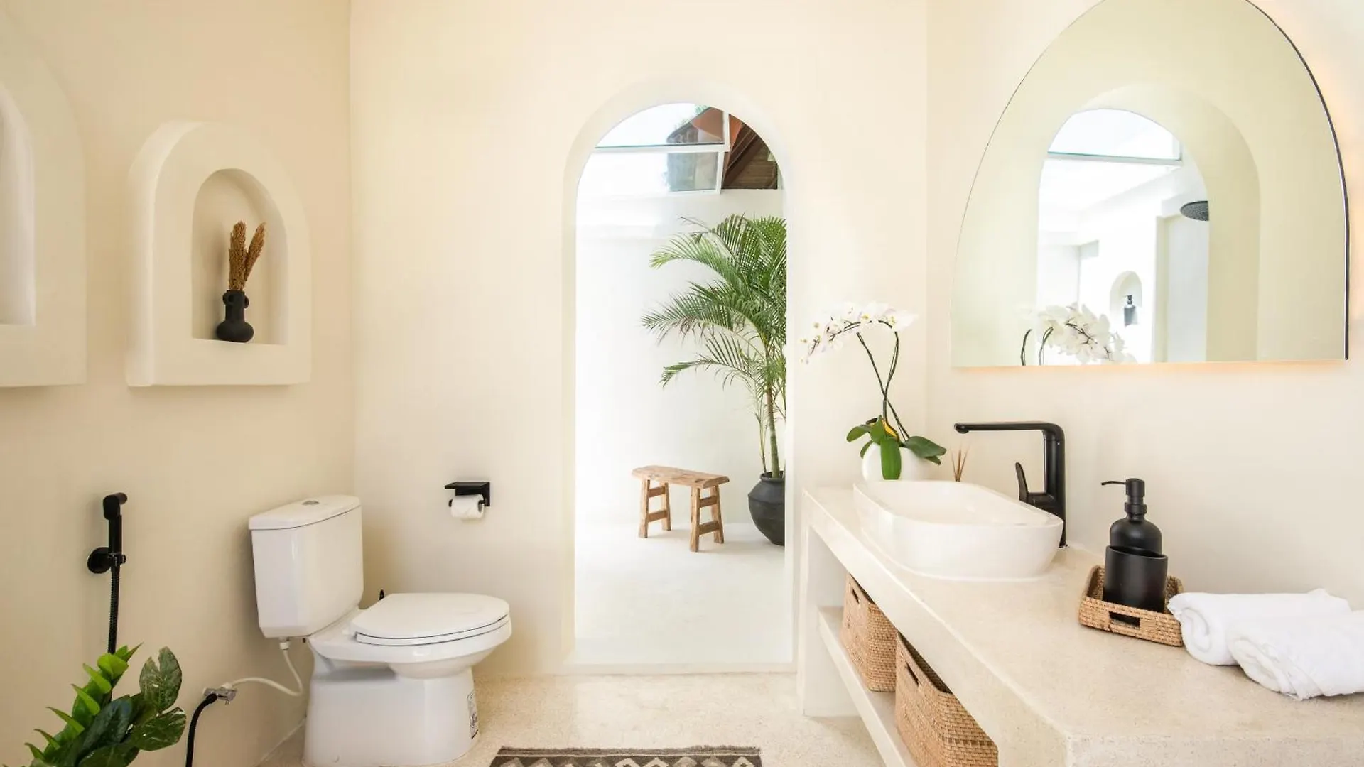 Newly Renovated 4Br Villa 400M To Canggu Beach Indonesia